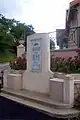 Le monument aux morts devant la mairie (août&nbsp;2011)