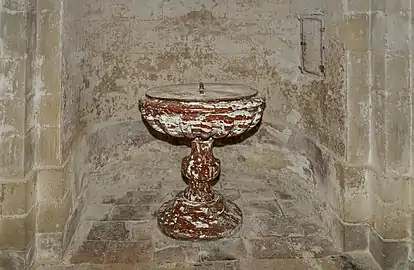 Les fonts baptismaux à godrons en marbre rouge XVIIIe&nbsp;siècle