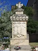 Le monument aux morts près de l'église (août&nbsp;2010)