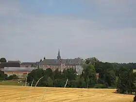L'ancienne abbaye Saint-Gérard de Brogne et le clocher de l'église paroissiale