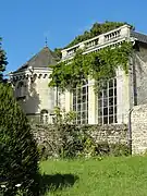 Le colombier et l'orangerie.