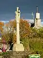 Saint-Goazec : le calvaire du XVe siècle et sa Vierge à l'Enfant.