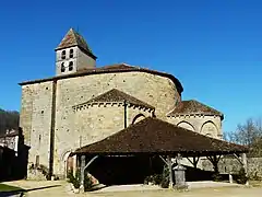 La halle et l'église Saint-Jean Baptiste.