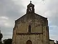 Façade du porche d'entrée, ses contreforts et le clocher