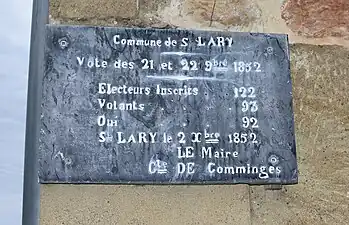 Résultat du plébicite de 1852 immortalisé sur la mairie.