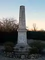 Le monument aux morts, dans le cimetière autour de l'église (jan.&nbsp;2010)