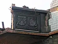 Blason des architectes et peintres durant la démolition.