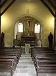 L'arc triomphal, repris au XIVe&nbsp;siècle, qui sépare la nef du chœur.