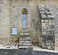 Porte latérale et contrefort.