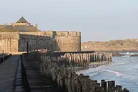 Plage du Sillon : parapet en granite de Lanhélin et pavage en grès d'Erquy charmant « l'œil rivé sur le pavé vieilli ».