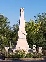 Le monument aux morts au carrefour près de la mairie (sept.&nbsp;2012).