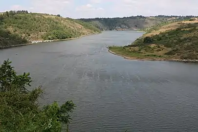 La Loire vue vers l'aval. En rive gauche, port de la Caille puis la confluence du ruisseau de la Bruyère.
