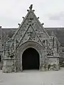 Saint-Nic : église Saint-Nicaise, porche sud, vue extérieure d'ensemble.