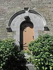 Le porche latéral.