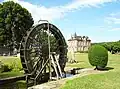 Manoir et roue.