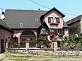 Ancienne maison de viticulteur située sur la rue Principale rénovée et décorée.