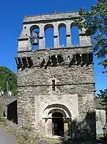 Façade de l'église romane.