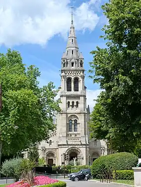 Façade de l'église Saint-Pierre.