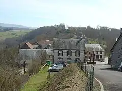 Maisons en toits d'ardoise.