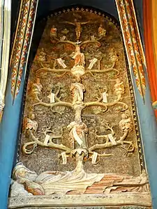 En partant du bas vers le haut, Jessé est représenté comme un vieil homme barbu et endormi. De son corps sort un arbre dont les branches portent les statues et les noms des rois légendaires de Juda. Sur le tronc, sont représentés David, deuxième roi de Juda, et Jechonias, avant-dernier roi de Juda. Enfin, en haut de l'arbre, Marie est surmontée de son fils Jésus sur la croix