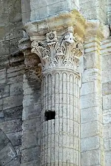 Colonne cannelée et chapiteau à feuilles d'acanthe.