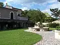 Jardin entre mairie et église et galerie à arcades (août 2015)