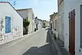 L’entrée nord-ouest de la rue de la République dans le centre de Saint-Trojan.