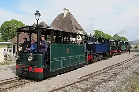 La HL303 de l'ASVi devant la 040T no 22 du Velay Express à Saint-Valery-Ville en 2021.