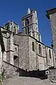 Vue de la partie sud-ouest de la collégiale avec l'escalier d'accès au portail avec les chapelles Saint-François (XVIIe siècle) et Sainte-Cécile (milieu du XVIe siècle).