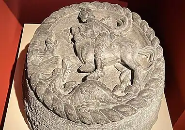 Clé de voûte en ardoise de Lavagna représentant saint Georges terrassant le dragon, musée de Bastia (XVIe&nbsp;siècle).