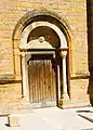 Petite porte dans la façade ouest.