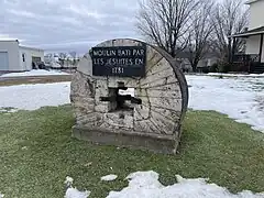 Moulin bâti par les Jésuites en 1781, monument érigé par la Société d’histoire de Saint-Stanislas, route 159