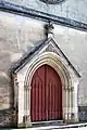 Le portail de l'église surmonté de la devise liberté égalité fraternité (août 2011).