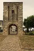 Tour d'entrée du château.