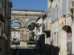 Dans l'axe du cardo.