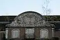 Fronton aux armoiries des familles de Méan et de Waha.
