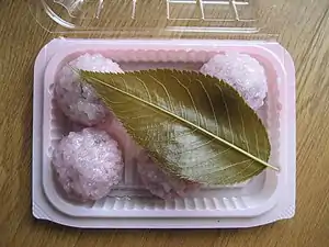 Sakuramochi (variante de la façon Kansai).