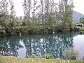 Un des lacs avec des nichoirs pour les canards colvert.