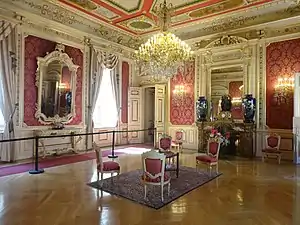 Salon rouge.
