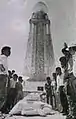 Des Salvadoriens observent la statue effondrée après le séisme de 1986 (en)