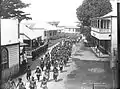 Guerriers samoans et militaires américains lors du siège d'Apia en mars 1899.