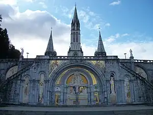 Sur la gauche (derrière les rampes) : L'Annonce du Royaume des Cieux. À gauche : Le Baptême de Jésus. À droite : La Transfiguration. À droite (derrière les rampes) : La Guérison du paralytique.