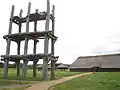 Village reconstruit sur le site de Sannai-Maruyama (préfecture d'Aomori), au nord du Japon. 3900-2200 AEC. Au premier plan, une grande plate-forme présumée rituelle / 6 trous énigmatiques.