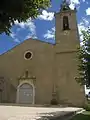 La façade et la tour clocher de l'église Saint-Saturnin.