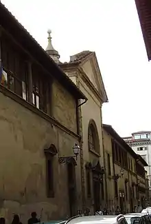 Via degli Alfani : façade de l'entrée de l'église du Couvent Sainte-Marie-des-Anges en face du lyceum.