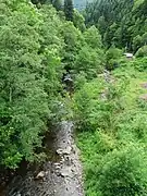 Au sortir des gorges, en amont du pont de Laspeyrière à Condat.