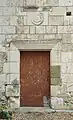 Une porte latérale.