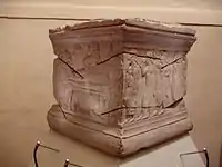 Cippe étrusque en pietra fetida issu de Sant'Angelo (Sarteano), fin du VIe&nbsp;siècle&nbsp;av. J.-C. Scènes d'exposition du mort (à gauche) et de lamentation (à droite).