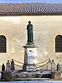 Le monument aux morts sur la place près de l'église (déc.&nbsp;2009)