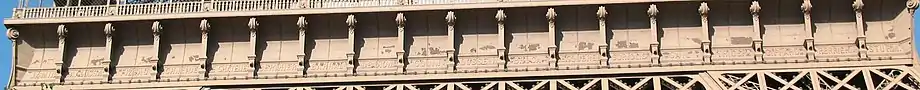 Savants inscrits sur la tour Eiffel (Paris).